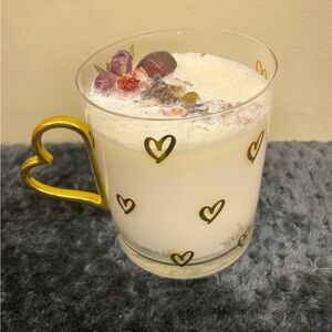 Hand made with love. Soy Candle with Dry Flowers and Amethyst stone